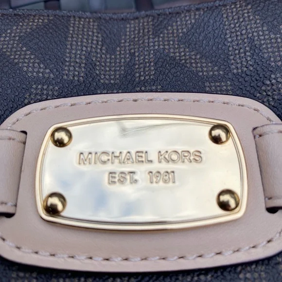 Michael Kors Crossbody bag. - Picture 8 of 11